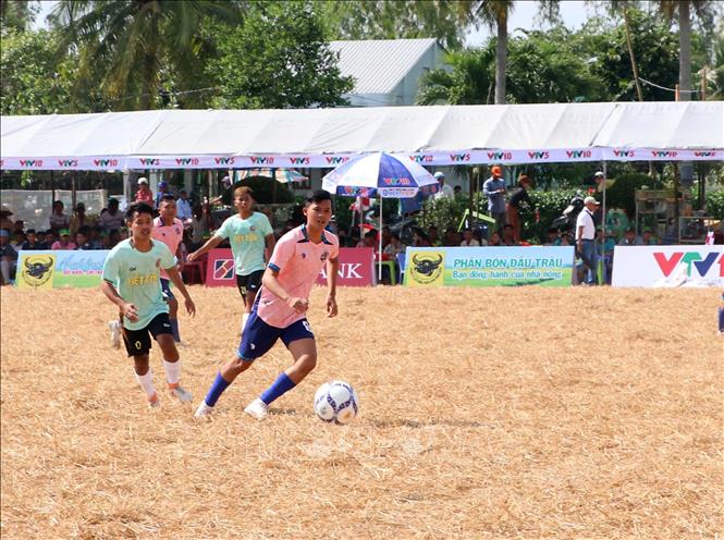 Các đội bóng thi đấu sau lễ khai mạc. Ảnh: Trung Kiên - TTXVN