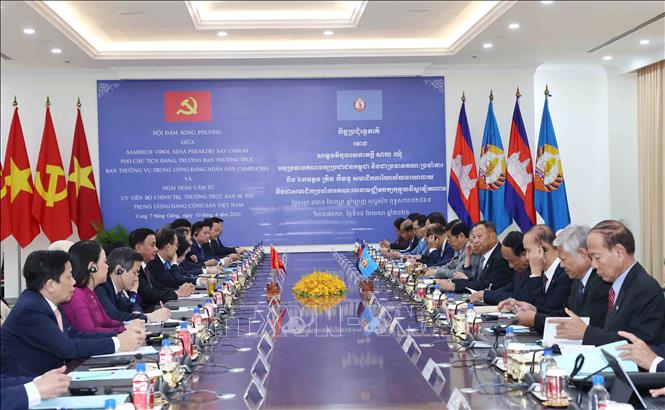 Thường trực Ban Bí thư Trần Cẩm Tú hội đàm với Phó Chủ tịch, Trưởng Ban Thường trực Ban Thường vụ CPP Say Chhum. Ảnh: Phương Hoa - TTXVN