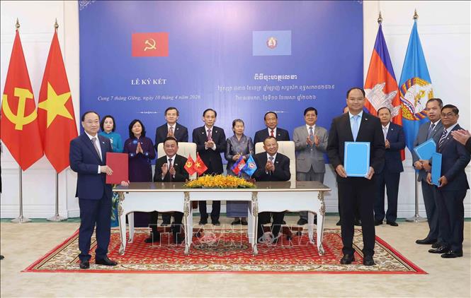 Thường trực Ban Bí thư Trần Cẩm Tú và Phó Chủ tịch, Trưởng Ban Thường trực Ban Thường vụ CPP Say Chhum chứng kiến Lễ trao Bản ghi nhớ hợp tác giữa UBND tỉnh Gia Lai và Uỷ ban chính quyền tỉnh Stung Treng. Ảnh: Phương Hoa - TTXVN
