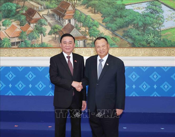 Thường trực Ban Bí thư Trần Cẩm Tú và Phó Chủ tịch, Trưởng Ban Thường trực Ban Thường vụ CPP Say Chhum chụp ảnh chung. Ảnh: Phương Hoa - TTXVN