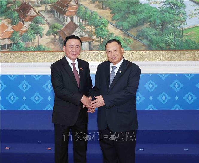 Thường trực Ban Bí thư Trần Cẩm Tú và Phó Chủ tịch, Trưởng Ban Thường trực Ban Thường vụ CPP Say Chhum chụp ảnh chung. Ảnh: Phương Hoa - TTXVN