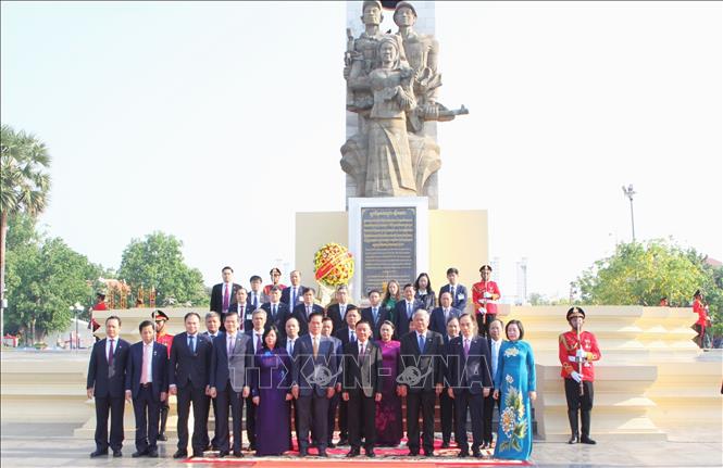 Đoàn cấp cao Việt Nam tham dự lễ dâng hoa tưởng niệm, tri ân các anh hùng liệt sĩ tại Tượng đài Hữu nghị Campuchia - Việt Nam ở thủ đô Phnom Penh. Ảnh: Hoàng Minh - PV TTXVN tại Campuchia 