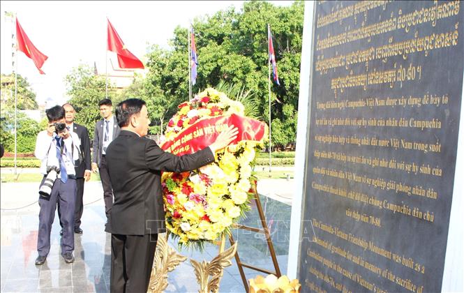 Thường trực Ban Bí thư Trần Cẩm Tú dâng hoa tại Tượng đài Hữu nghị Campuchia - Việt Nam ở thủ đô Phnom Penh. Ảnh: Hoàng Minh - PV TTXVN tại Campuchia   
