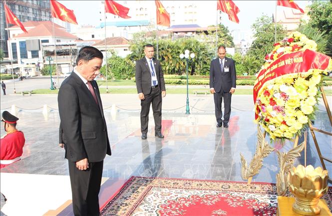 Thường trực Ban Bí thư Trần Cẩm Tú dâng hoa niệm tưởng niệm tại Tượng đài Hữu nghị Campuchia - Việt Nam ở thủ đô Phnom Penh. Ảnh: Hoàng Minh - PV TTXVN tại Campuchia 
