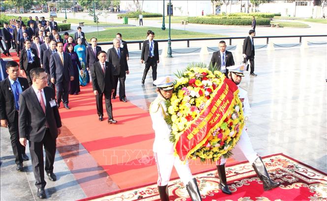 Thường trực Ban Bí thư Trần Cẩm Tú cùng Đoàn cấp cao Việt Nam đến dâng hoa tại Tượng đài Hữu nghị Campuchia - Việt Nam ở thủ đô Phnom Penh. Ảnh: Hoàng Minh - PV TTXVN tại Campuchia 