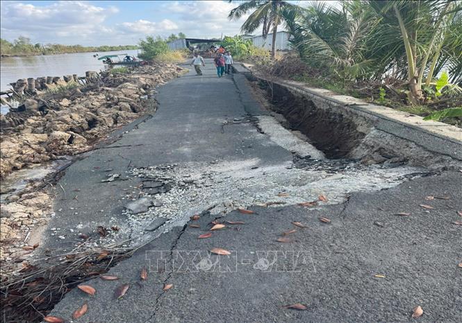 Đoạn mặt đường nhựa bị sụp lún hoàn toàn có chiều dài khoảng 30m, chiều ngang 4,5m và độ sâu sụt lún dao động từ 0,5m - 1,2m so với cao độ mặt đường hiện hữu. Ảnh: TTXVN phát