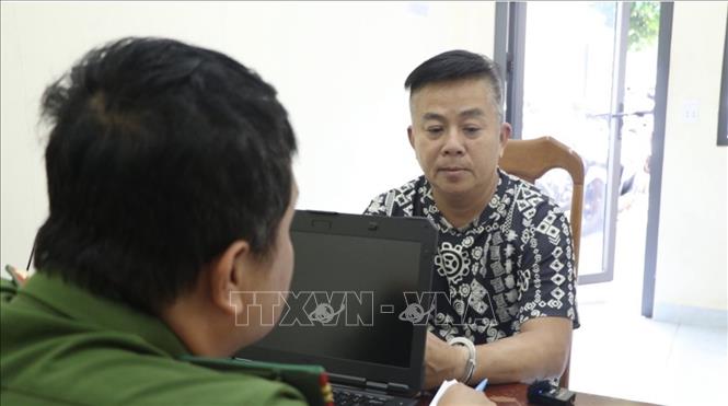 Công an làm việc với đối tượng. Ảnh: TTXVN phát
