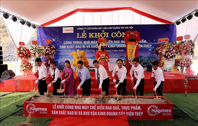 Các đại biểu động thổ khởi công xây dựng nhà máy. Ảnh: Thanh Hải - TTXVN