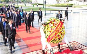 Thường trực Ban Bí thư dâng hoa tại Tượng đài Hữu nghị Campuchia - Việt Nam ở Phnom Penh