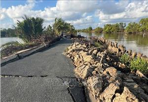 Giao thông bị chia cắt cục bộ do tuyến đường liên xã sụp lún hàng chục mét