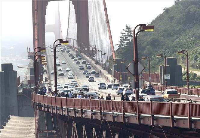 Phương tiện giao thông lưu thông trên cầu Cổng Vàng. Ảnh: Ngọc Quang – PV TTXVN tại Mỹ