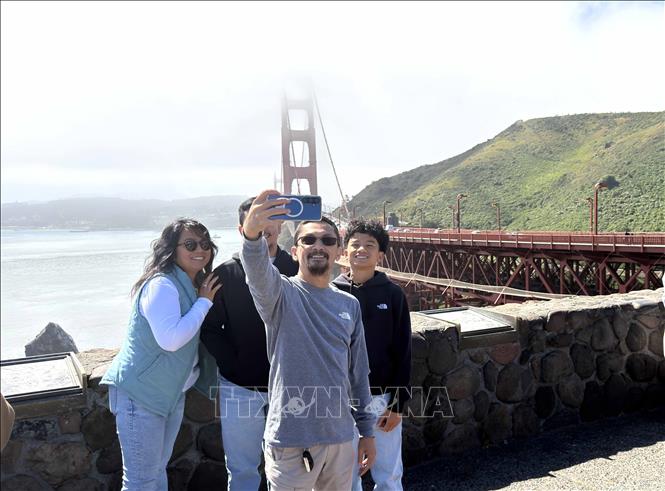 Du khách chụp ảnh selfie với Cầu Cổng Vàng. Ảnh: Ngọc Quang – PV TTXVN tại Mỹ