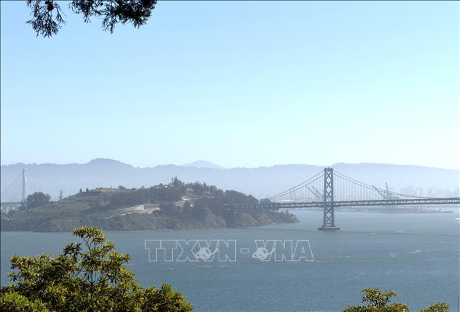 Cầu Cổng Vàng huyền ảo giữa làn sương trắng. Ảnh: Ngọc Quang – PV TTXVN tại Mỹ 