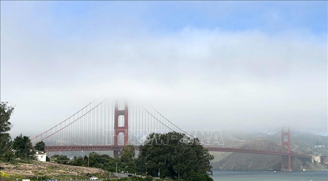 Cầu Cổng Vàng huyền ảo trong sương sớm. Ảnh: Ngọc Quang – PV TTXVN tại Mỹ