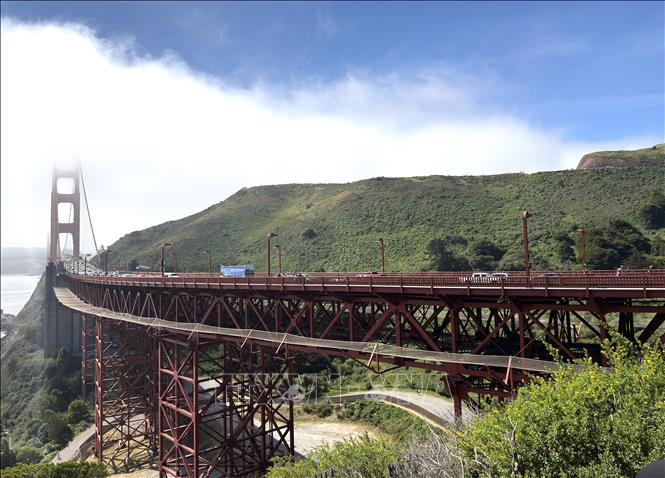 Màu đỏ cam đặc trưng của cầu – gọi là “International Orange” – không chỉ để tạo dấu ấn thẩm mỹ mà còn giúp cây cầu nổi bật giữa lớp sương mù dày đặc của vùng vịnh. Ảnh: Ngọc Quang – PV TTXVN tại Mỹ