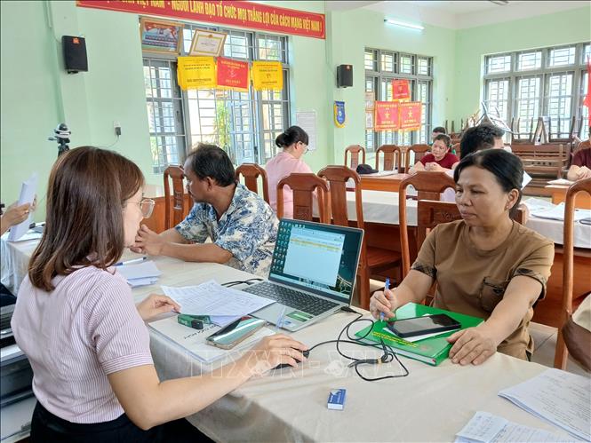 Phòng Giao dịch Ngân hành chính sách xã hội Hội An phối hợp với các hội, đoàn thể giải ngân vốn đến đối tượng hưởng thụ. Ảnh: Mỹ Hà - TTXVN