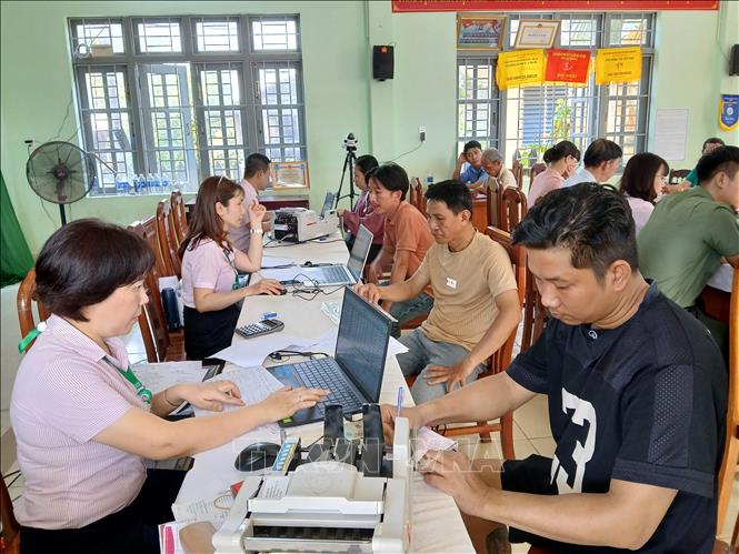Người dân được hỗ trợ vay vốn giải quyết việc làm từ Phòng Giao dịch Ngân hành chính sách xã hội Hội An. Ảnh: Mỹ Hà - TTXVN 