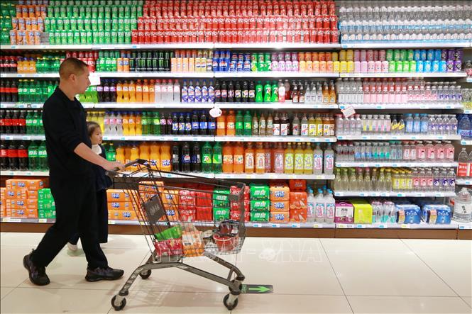 Người tiêu dùng mua sắm tại siêu thị ở Vân Nam, Trung Quốc. Ảnh: THX/TTXVN