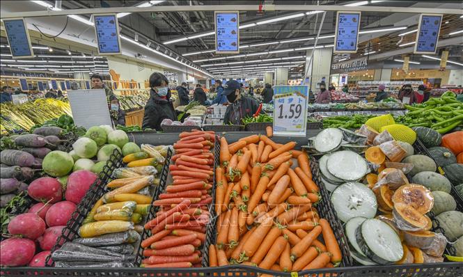 Người tiêu dùng mua sắm tại siêu thị ở Hà Bắc, Trung Quốc. Ảnh: THX/TTXVN