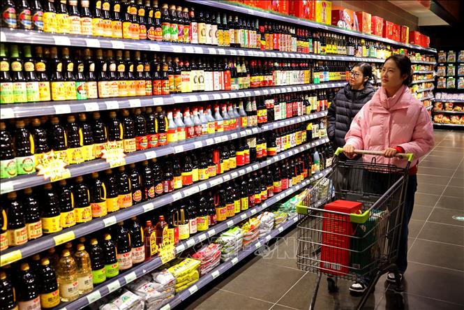 Người tiêu dùng mua sắm tại siêu thị ở Sơn Đông, Trung Quốc. Ảnh: THX/TTXVN