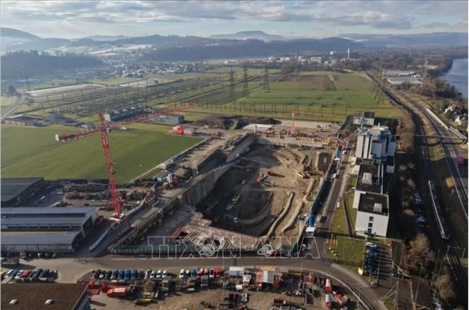 FlexBase sẽ đưa vào hoạt động hệ thống nhà máy pin khổng lồ từ năm 2029 và hy vọng tạo ra khoảng 300 việc làm. Được tài trợ tư nhân, dự án có tổng chi phí từ 1 đến 5 tỷ franc (1,2 đến 6,2 tỷ USD). Ảnh: TTXVN phát 
 