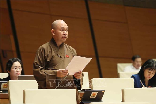 Đại biểu Quốc hội tỉnh Điện Biên Thượng Tọa Thích Đức Thiện phát biểu. Ảnh: An Đăng - TTXVN