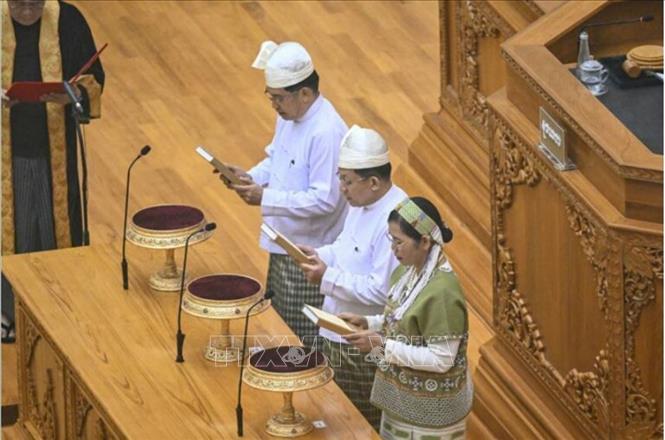 Tân Tổng thống Myanmar Min Aung Hlaing (giữa) tuyên thệ nhậm chức tại Quốc hội ở Naypyidaw, ngày 10/4/2026. Ảnh: channelstv.com/TTXVN