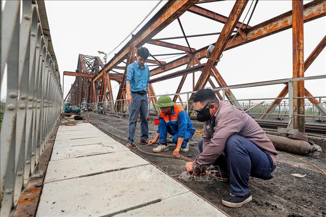 Ông Nguyễn Thanh Phương - Phó Giám đốc Công ty CP Đường sắt Hà Hải (thuộc Tổng công ty Đường sắt Việt Nam) cho biết, tính đến ngày 10/4, đơn vị thi công đã hoàn tất việc bóc lớp mặt cầu cũ trên Cầu Long Biên. Ảnh: Phan Phương - TTXVN