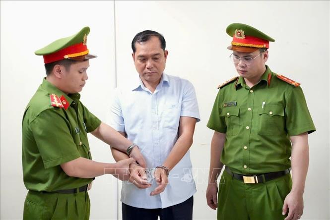 Cơ quan CSĐT Công an tỉnh Phú Thọ ra Lệnh giữ người trong trường hợp khẩn cấp và Lệnh bắt người trong trường hợp khẩn cấp đối với Hoàng Trọng Lợi (SN 1970), thời điểm thực hiện hành vi phạm tội là Phó Chủ tịch UBND thành phố Phúc Yên (nay là Phó Chủ tịch UBND phường Phúc Yên). Ảnh: TTXVN phát