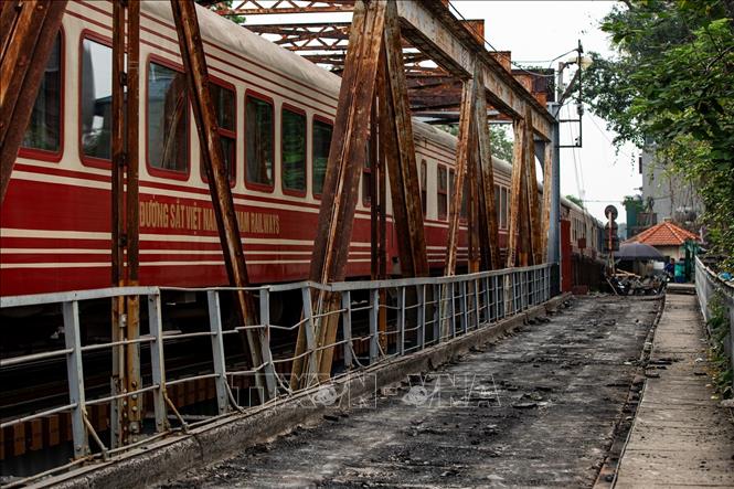 Hiện tàu hỏa vẫn lưu thông qua cầu Long Biên bình thường, trong khi các hạng mục sửa chữa, cải tạo được tổ chức thi công xen kẽ, đảm bảo không làm gián đoạn hoạt động của tuyến đường sắt. Ảnh: Phan Phương - TTXVN