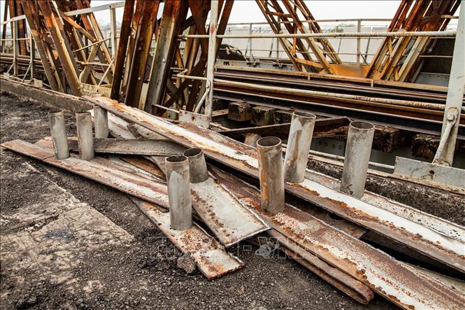 Hệ thống máng thoát nước cũ được tháo dỡ để thay thế bằng hệ thống mới, đảm bảo khả năng thoát nước cho cầu. Ảnh: Vân Chi/TTXVN phát
