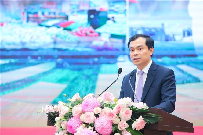 PGS.TS Nguyễn Mạnh Hùng, Phó Giám đốc Học viện Chính trị Quốc gia Hồ Chí Minh, Phó Chủ tịch, Tổng thư ký Hội đồng Lý luận Trung ương phát biểu tại Hội thảo. Ảnh: Lê Đông - TTXVN