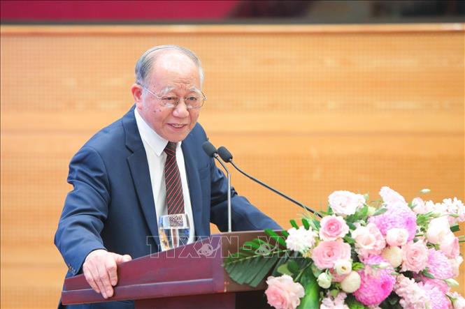 GS.TS Hoàng Chí Bảo, Chuyên gia cao cấp, Nguyên Uỷ viên Hội đồng lý luận Trung ương phát biểu tại Hội thảo. Ảnh: Lê Đông - TTXVN