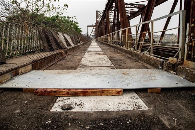 Khe co giãn trên mặt cầu được lắp đặt, cho phép kết cấu giãn nở theo nhiệt độ và hạn chế nứt vỡ sau khi hoàn thiện. Ảnh: Vân Chi/TTXVN phát