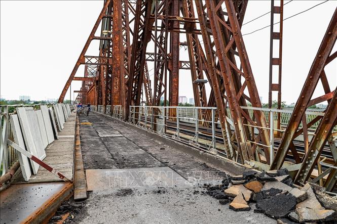 Đợt sửa chữa cầu Long Biên lần này tập trung vào việc thay thế lớp mặt cầu và gia cố các hạng mục xuống cấp sau nhiều năm khai thác. Ảnh: Vân Chi/TTXVN phát
