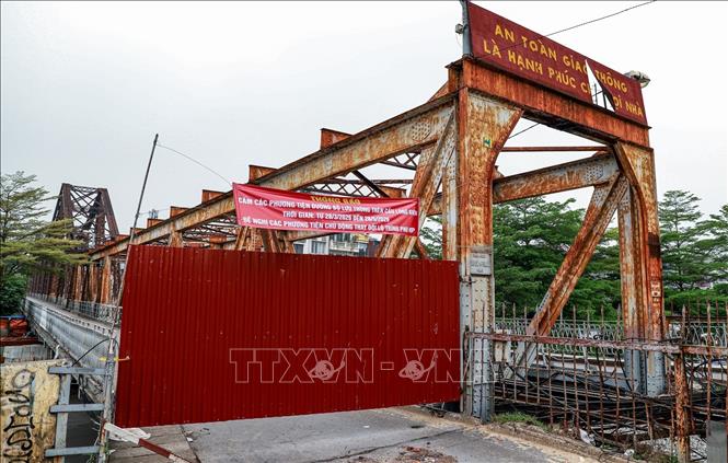 Từ 9h ngày 28/3 đến hết ngày 27/5, Hà Nội tạm dừng lưu thông xe máy và người đi bộ trên các làn đường bộ hành, đường xe máy để phục vụ công tác sửa chữa. Ảnh: Vân Chi/TTXVN phát
