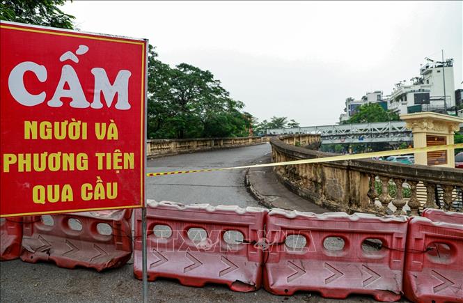 Từ 9h ngày 28/3 đến hết ngày 27/5, Hà Nội tạm dừng lưu thông xe máy và người đi bộ trên các làn đường bộ hành, đường xe máy để phục vụ công tác sửa chữa. Ảnh: Vân Chi/TTXVN phát
