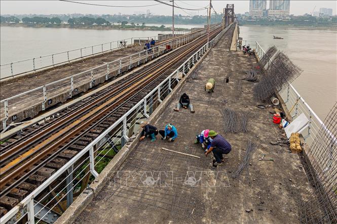 Công nhân cùng máy móc thi công liên tục nhằm sửa chữa, cải tạo các hạng mục của cầu Long Biên. Ảnh: Vân Chi/TTXVN phát