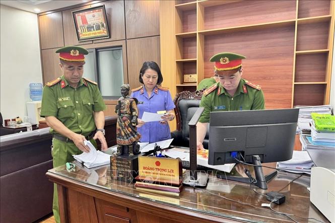 Cơ quan CSĐT Công an tỉnh Phú Thọ khám xét khẩn cấp nơi làm việc của Hoàng Trọng Lợi tại UBND phường Phúc Yên, tỉnh Phú Thọ. Ảnh: TTXVN phát