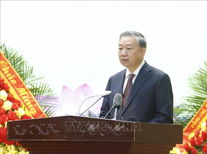 Party General Secretary and State President To Lam attends the ceremony to receive the title “Hero of the People’s Armed Forces” awarded to Military Region 3. VNA Photo: Thống Nhất