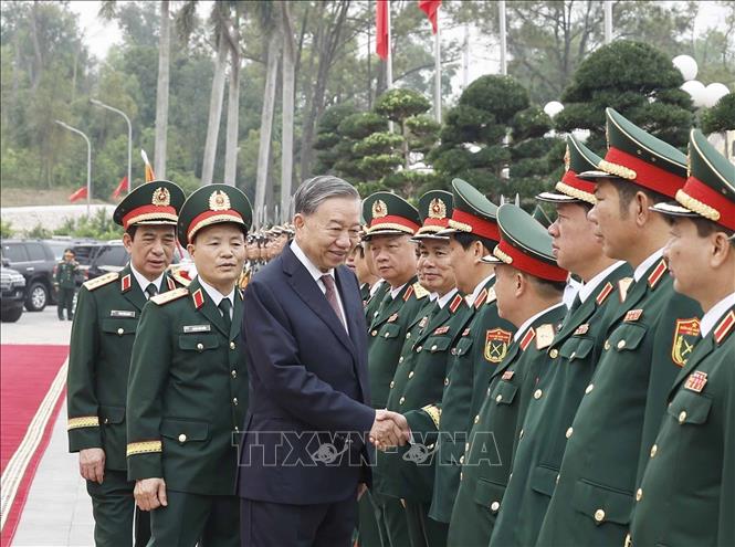Party General Secretary and State President To Lam attends the ceremony to receive the title “Hero of the People’s Armed Forces” awarded to Military Region 3. VNA Photo: Thống Nhất