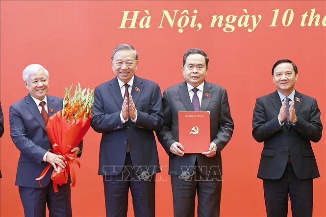 Tổng Bí thư, Chủ tịch nước Tô Lâm trao Quyết định của Bộ Chính trị về việc chỉ định Ban Chấp hành, Ban Thường vụ, Bí thư, Phó Bí thư Đảng uỷ Quốc hội nhiệm kỳ 2025 -2030 cho Chủ tịch Quốc hội Trần Thanh Mẫn và các Phó Chủ tịch Quốc hội. Ảnh: Doãn Tấn - TTXVN