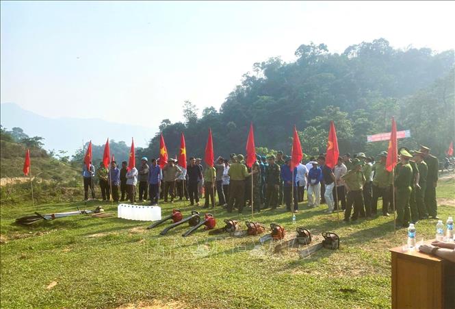 Huy động các lực lượng cùng máy móc chuyên dụng tham gia công tác chữa cháy rừng tỏng buổi diễn tập. Ảnh: TTXVN phát 