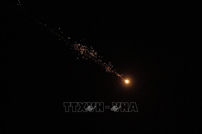 Vệt sáng trên bầu trời Jerusalem sau khi hệ thống phòng thủ của Israel đánh chặn tên lửa, ngày 12/3/2026. Ảnh: THX/TTXVN