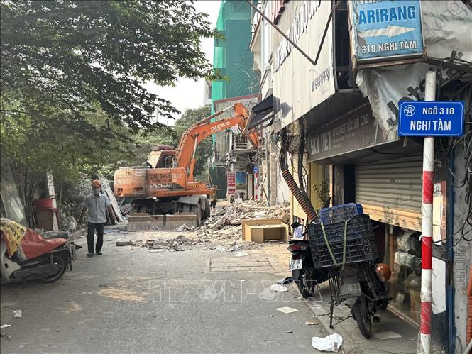 Công tác giải phóng mặt bằng được tiến hành ngay sau khi các hộ thuộc diện di dời hoàn trả mặt bằng. Ảnh: Quốc Lũy - TTXVN