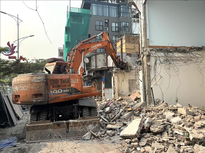 Công tác giải phóng mặt bằng được tiến hành ngay sau khi các hộ thuộc diện di dời hoàn trả mặt bằng. Ảnh: Quốc Lũy - TTXVN