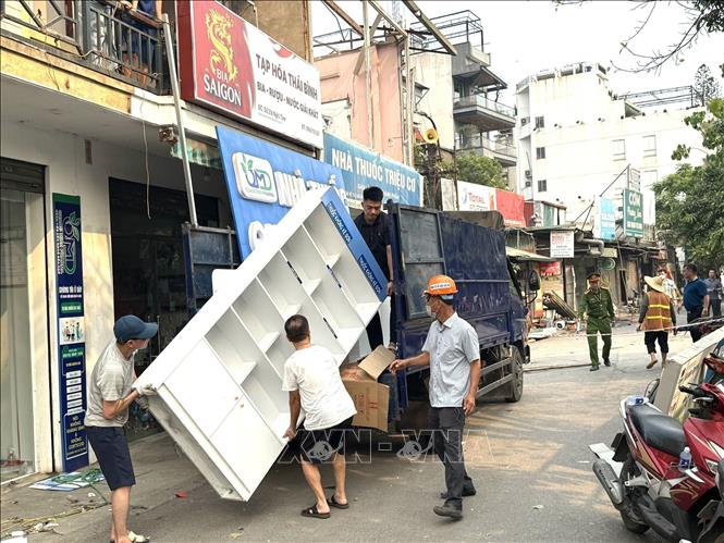Người dân đồng thuận di dời hoàn trả mặt bằng cho dự án tại ngõ 310 đường Nghi Tàm. Ảnh: Quốc Lũy - TTXVN