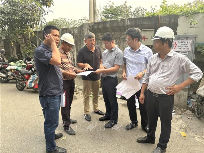 Lãnh đạo UBND phường Hồng Hà kiểm tra công tác giải phóng mặt bằng trên địa bàn phường. Ảnh: Quốc Lũy - TTXVN