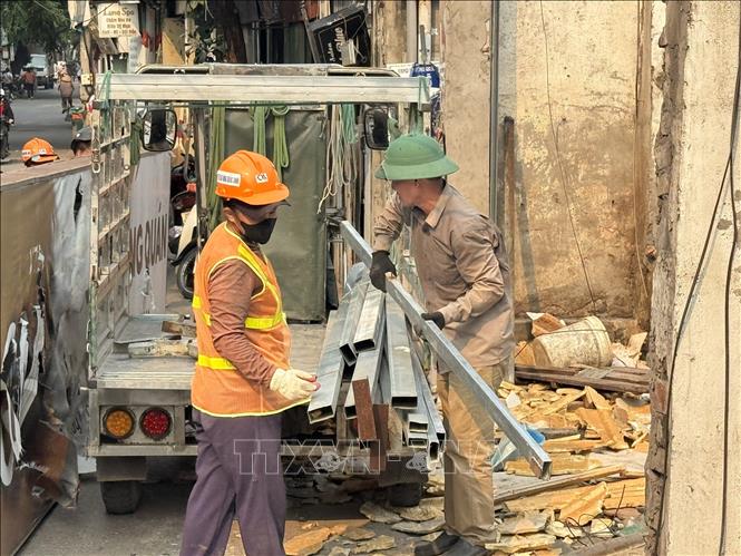 Người dân đồng thuận di dời hoàn trả mặt bằng cho dự án tại ngõ 310 đường Nghi Tàm. Ảnh: Quốc Lũy - TTXVN