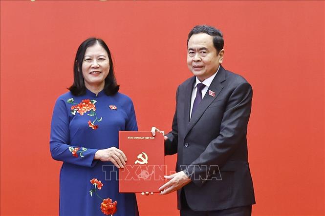 Chủ tịch Quốc hội Trần Thanh Mẫn trao Quyết định cho Chủ nhiệm Ủy ban Dân nguyện và Giám sát của Quốc hội Lê Thị Nga. Ảnh: Doãn Tấn – TTXVN